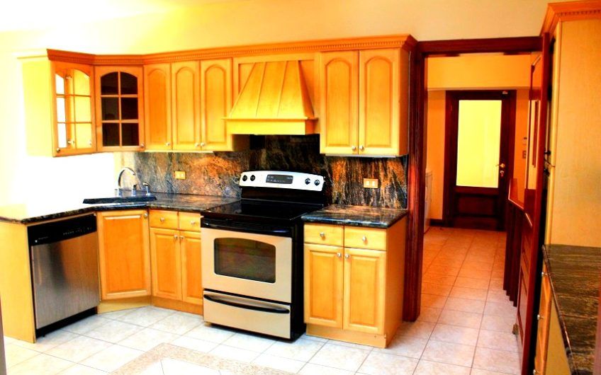 Villa Real Santa Ana! Condo de Un Nivel con full vistas