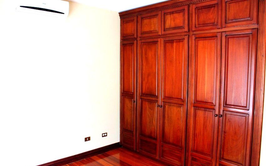 Villa Real Santa Ana! Condo de Un Nivel con full vistas