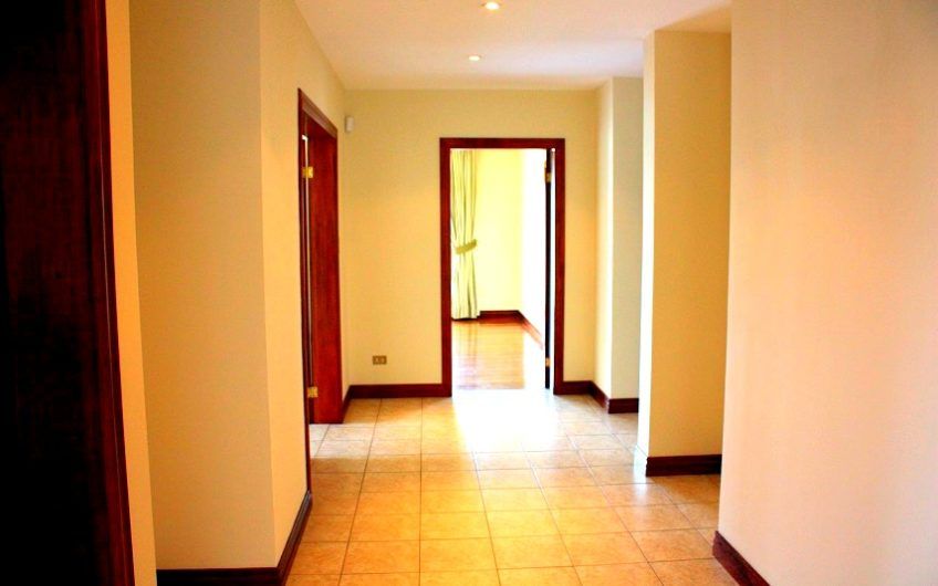 Villa Real Santa Ana! Condo de Un Nivel con full vistas