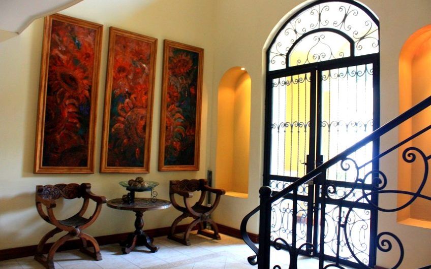 Villa Real Santa Ana! Condo de Un Nivel con full vistas