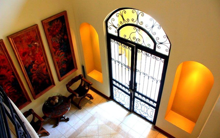 Villa Real Santa Ana! Condo de Un Nivel con full vistas