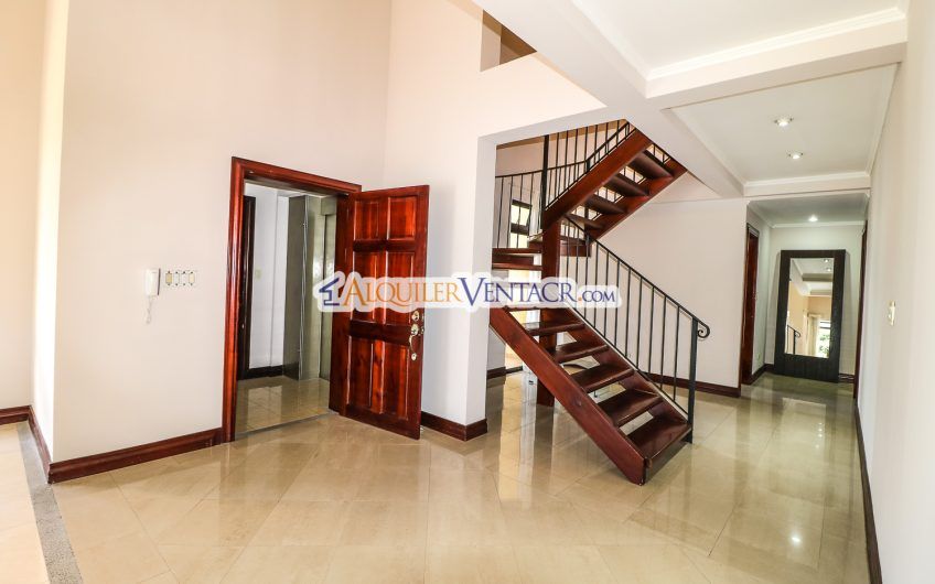 Penthouse amueblado de 302 m2 con vista x Country Club San Rafael Escazú