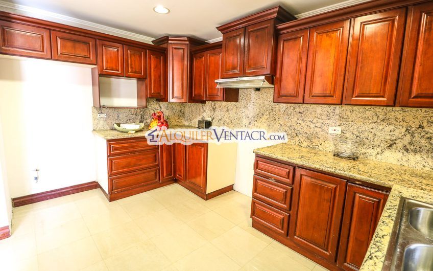 Penthouse amueblado de 302 m2 con vista x Country Club San Rafael Escazú