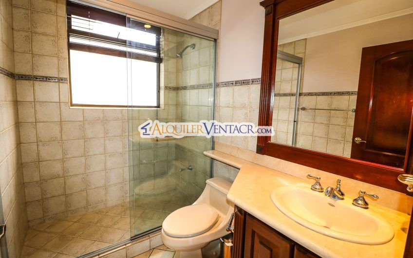 Penthouse amueblado de 302 m2 con vista x Country Club San Rafael Escazú