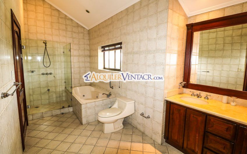 Penthouse amueblado de 302 m2 con vista x Country Club San Rafael Escazú