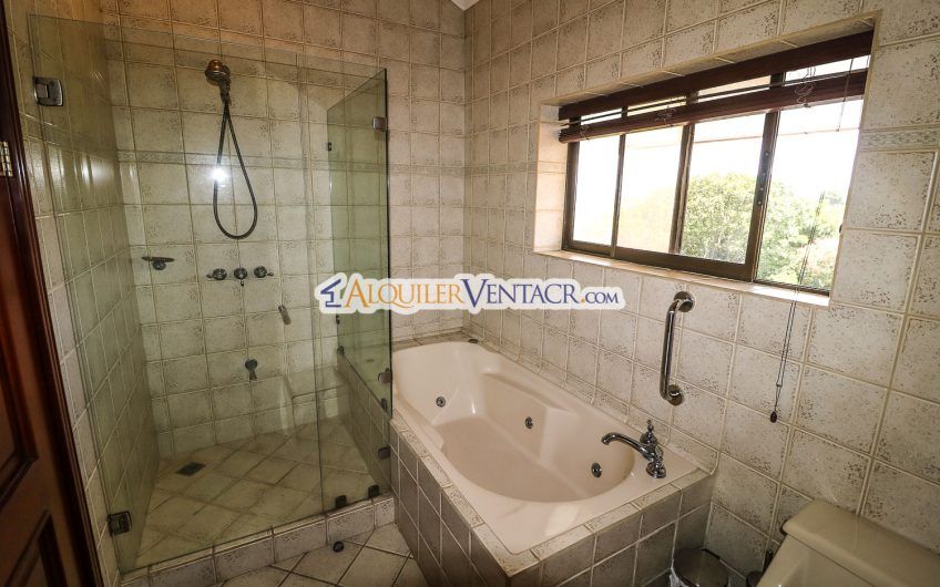 Penthouse amueblado de 302 m2 con vista x Country Club San Rafael Escazú