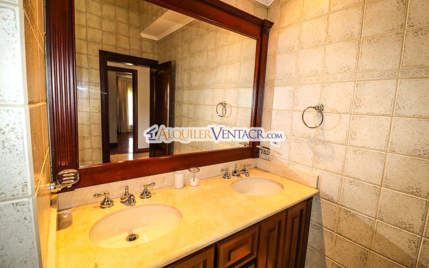 Penthouse amueblado de 302 m2 con vista x Country Club San Rafael Escazú