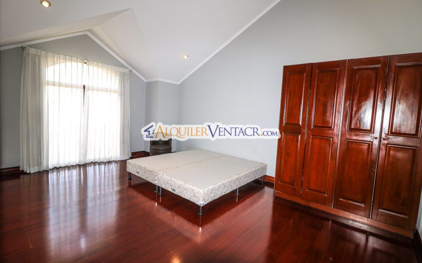 Penthouse amueblado de 302 m2 con vista x Country Club San Rafael Escazú