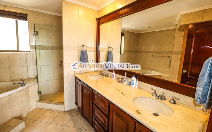 Penthouse amueblado de 302 m2 con vista x Country Club San Rafael Escazú
