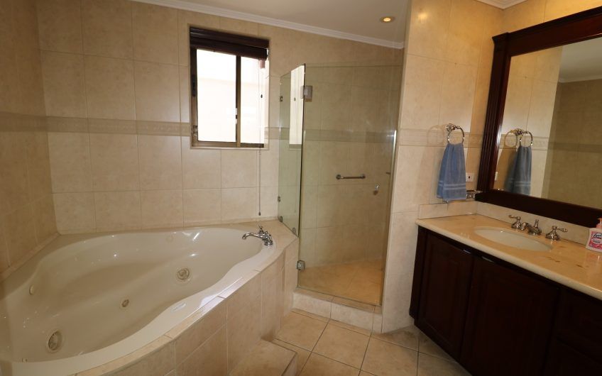 Penthouse amueblado de 302 m2 con vista x Country Club San Rafael Escazú