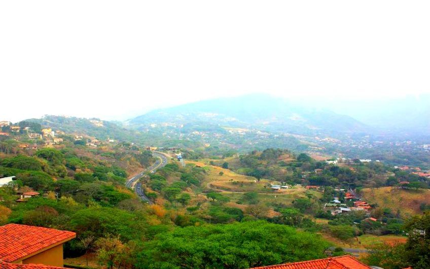 Villa Real Santa Ana! Condo de Un Nivel con full vistas