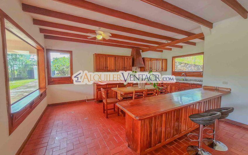 Casa con piscina propia y vista con 2.200 m2 de lote en Santa Ana Piedades