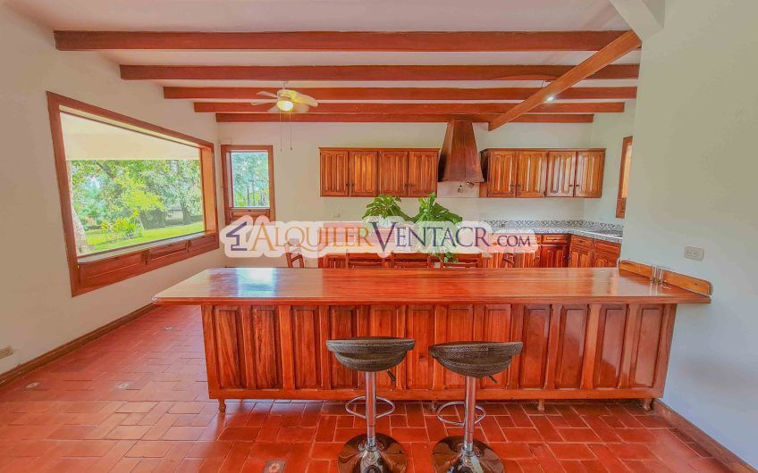 Casa con piscina propia y vista con 2.200 m2 de lote en Santa Ana Piedades