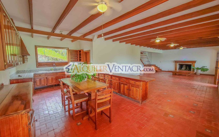 Casa con piscina propia y vista con 2.200 m2 de lote en Santa Ana Piedades