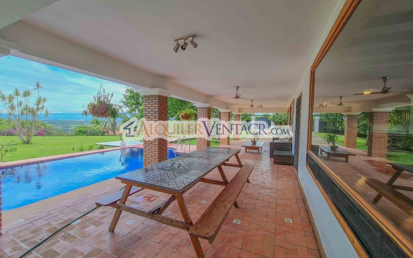 Casa con piscina propia y vista con 2.200 m2 de lote en Santa Ana Piedades