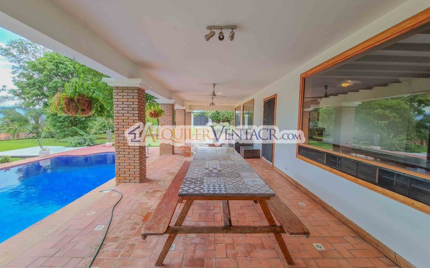 Casa con piscina propia y vista con 2.200 m2 de lote en Santa Ana Piedades