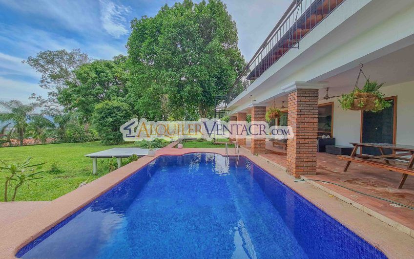 Casa con piscina propia y vista con 2.200 m2 de lote en Santa Ana Piedades