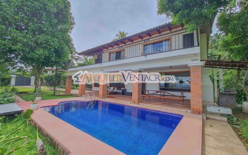 Casa con piscina propia y vista con 2.200 m2 de lote en Santa Ana Piedades