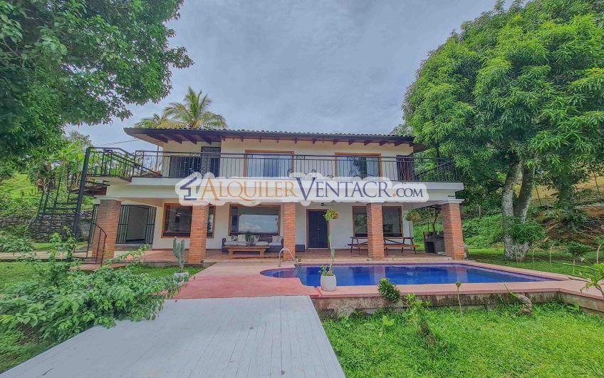 Casa con piscina propia y vista con 2.200 m2 de lote en Santa Ana Piedades