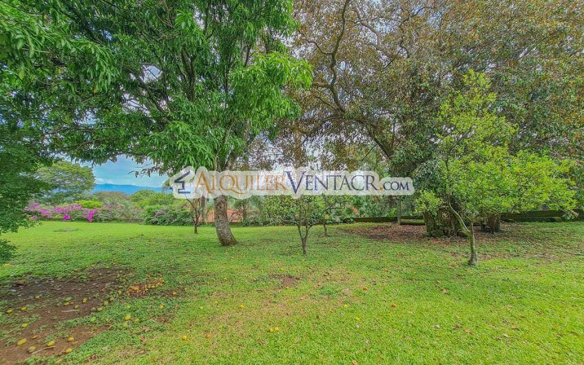 Casa con piscina propia y vista con 2.200 m2 de lote en Santa Ana Piedades