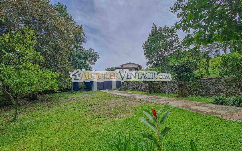 Casa con piscina propia y vista con 2.200 m2 de lote en Santa Ana Piedades