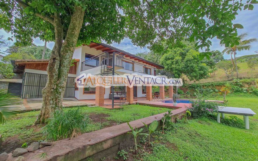 Casa con piscina propia y vista con 2.200 m2 de lote en Santa Ana Piedades