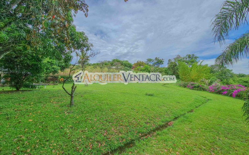 Casa con piscina propia y vista con 2.200 m2 de lote en Santa Ana Piedades