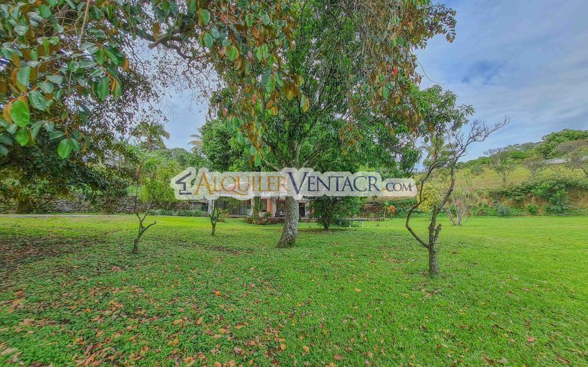 Casa con piscina propia y vista con 2.200 m2 de lote en Santa Ana Piedades