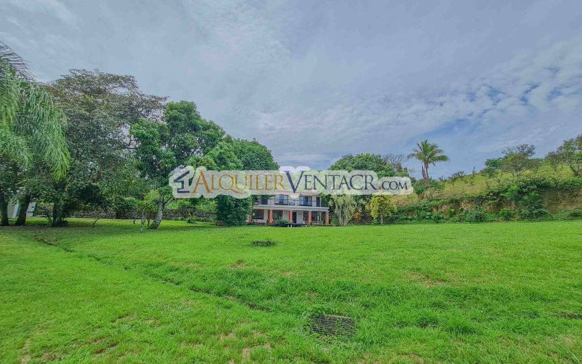 Casa con piscina propia y vista con 2.200 m2 de lote en Santa Ana Piedades