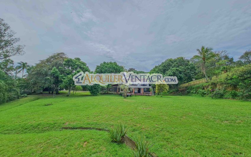 Casa con piscina propia y vista con 2.200 m2 de lote en Santa Ana Piedades