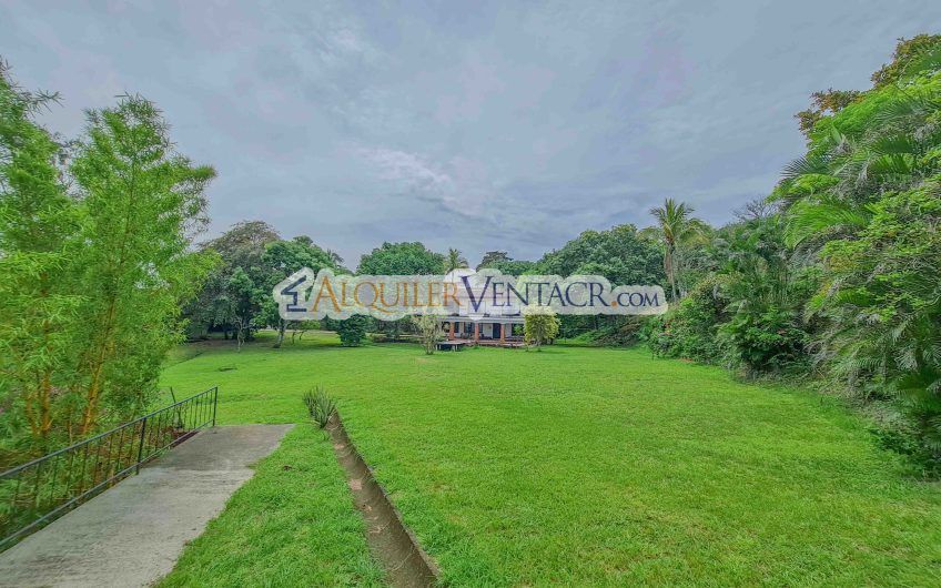 Casa con piscina propia y vista con 2.200 m2 de lote en Santa Ana Piedades