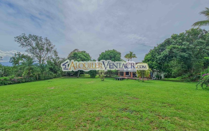 Casa con piscina propia y vista con 2.200 m2 de lote en Santa Ana Piedades