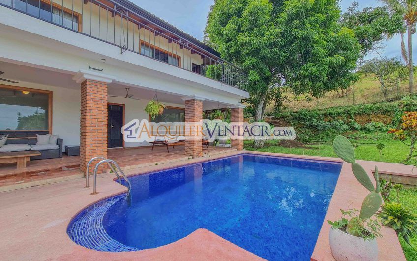 Casa con piscina propia y vista con 2.200 m2 de lote en Santa Ana Piedades