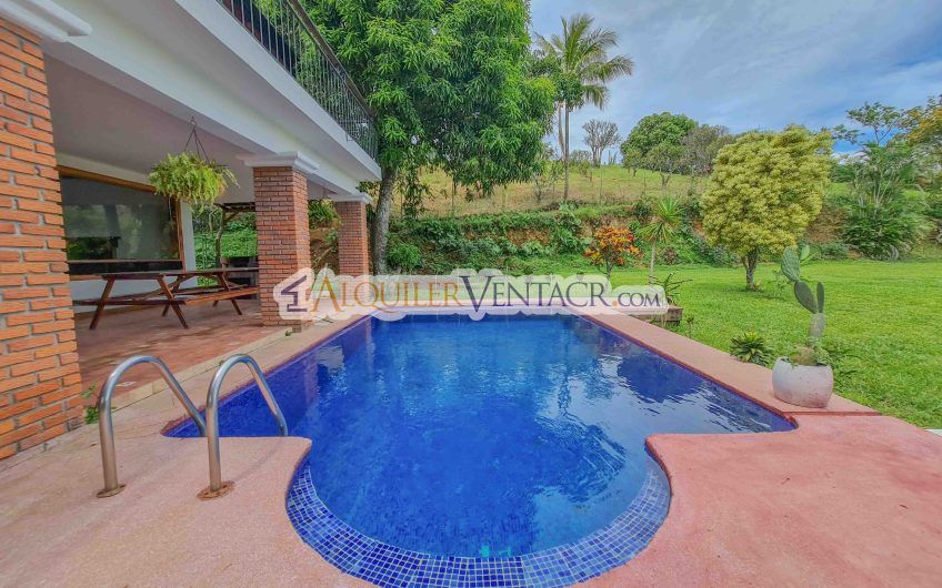 Casa con piscina propia y vista con 2.200 m2 de lote en Santa Ana Piedades