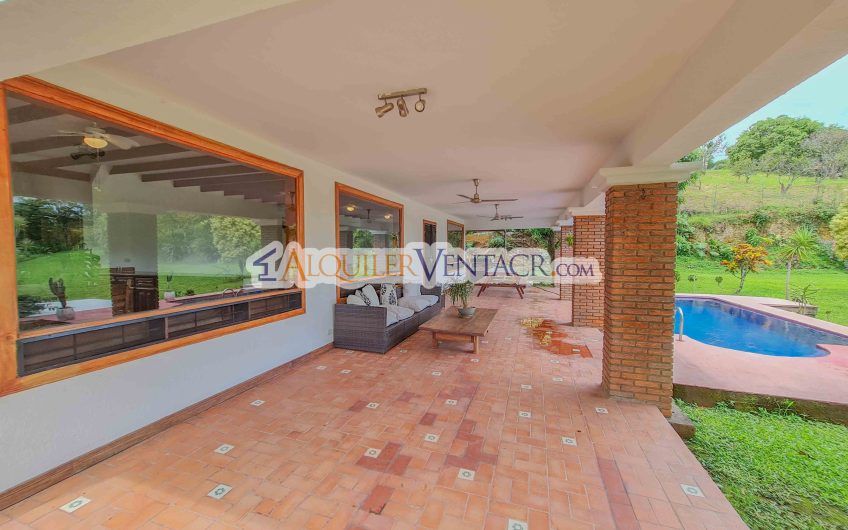 Casa con piscina propia y vista con 2.200 m2 de lote en Santa Ana Piedades