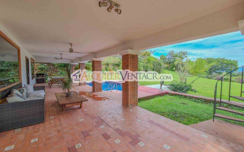Casa con piscina propia y vista con 2.200 m2 de lote en Santa Ana Piedades