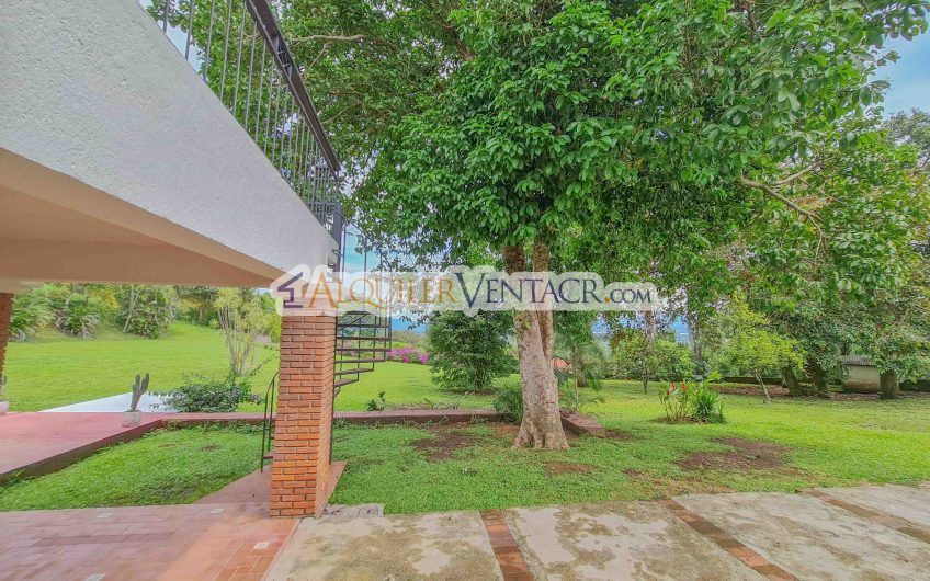 Casa con piscina propia y vista con 2.200 m2 de lote en Santa Ana Piedades