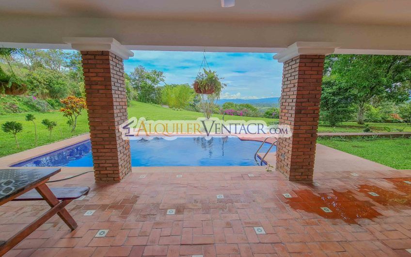 Casa con piscina propia y vista con 2.200 m2 de lote en Santa Ana Piedades