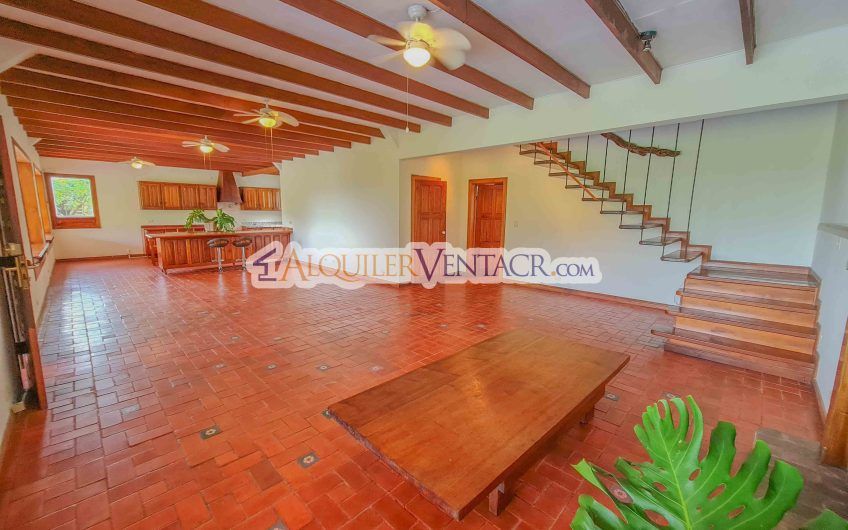 Casa con piscina propia y vista con 2.200 m2 de lote en Santa Ana Piedades