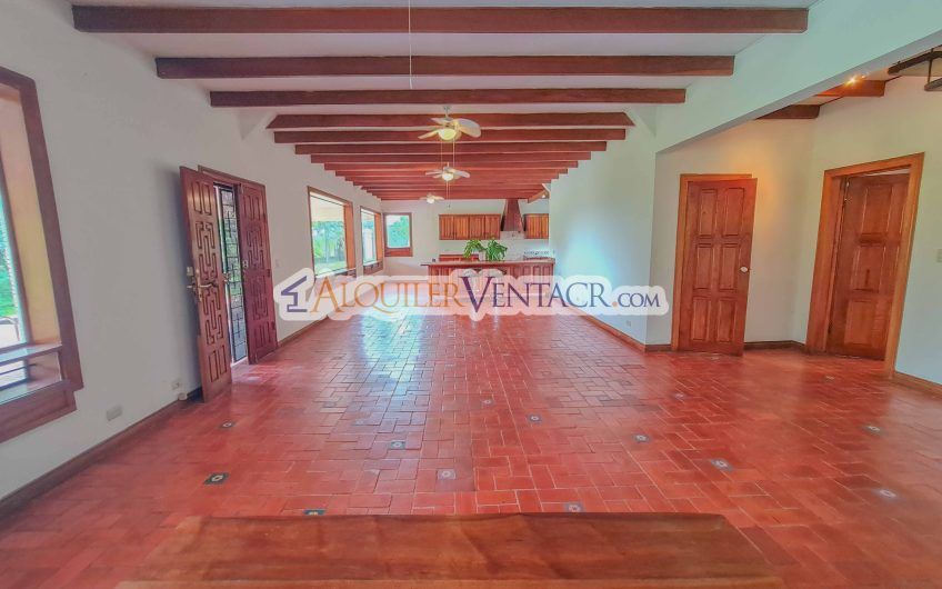 Casa con piscina propia y vista con 2.200 m2 de lote en Santa Ana Piedades