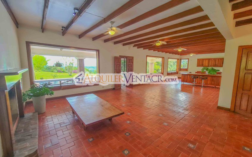 Casa con piscina propia y vista con 2.200 m2 de lote en Santa Ana Piedades