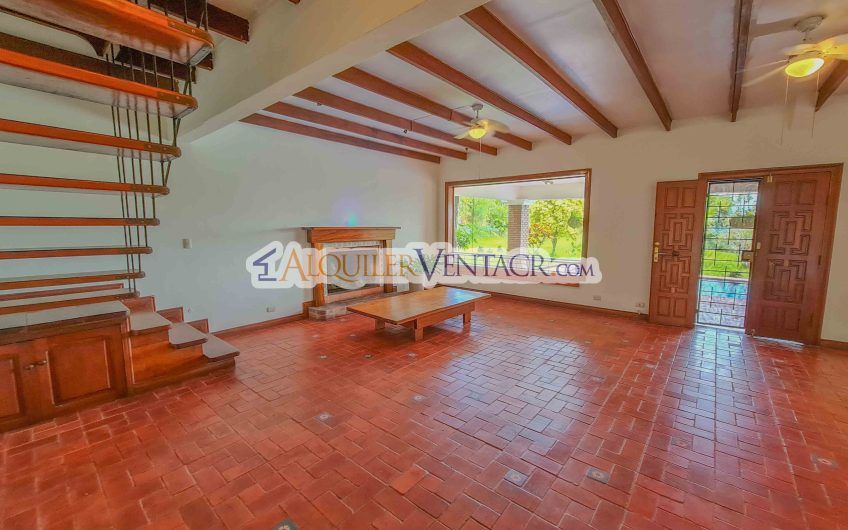 Casa con piscina propia y vista con 2.200 m2 de lote en Santa Ana Piedades