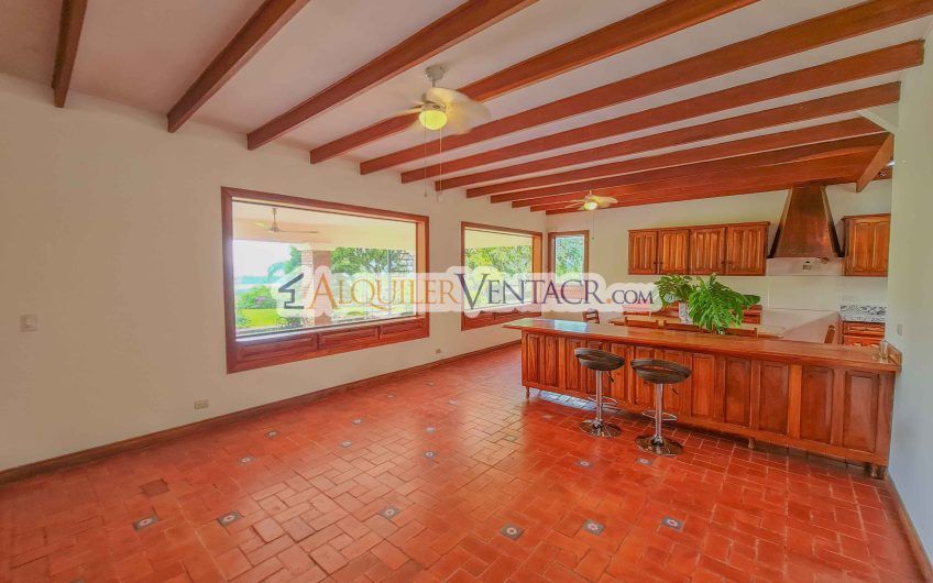 Casa con piscina propia y vista con 2.200 m2 de lote en Santa Ana Piedades