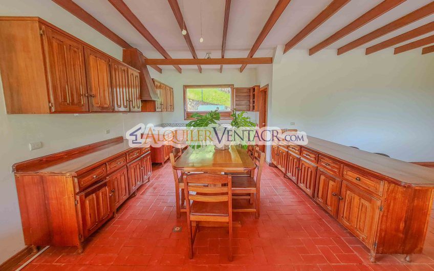 Casa con piscina propia y vista con 2.200 m2 de lote en Santa Ana Piedades