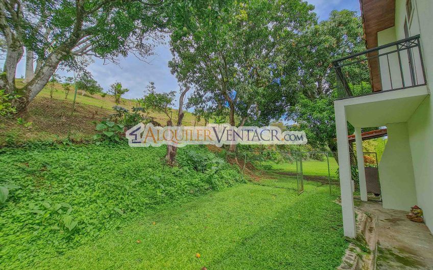 Casa con piscina propia y vista con 2.200 m2 de lote en Santa Ana Piedades