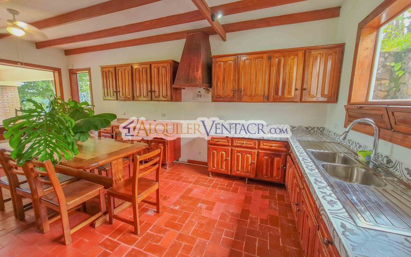 Casa con piscina propia y vista con 2.200 m2 de lote en Santa Ana Piedades