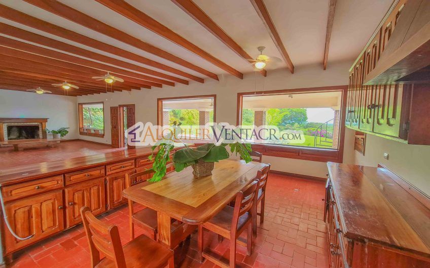 Casa con piscina propia y vista con 2.200 m2 de lote en Santa Ana Piedades