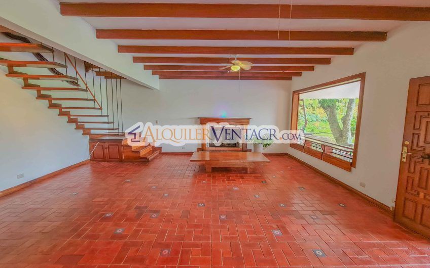 Casa con piscina propia y vista con 2.200 m2 de lote en Santa Ana Piedades