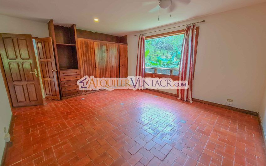 Casa con piscina propia y vista con 2.200 m2 de lote en Santa Ana Piedades