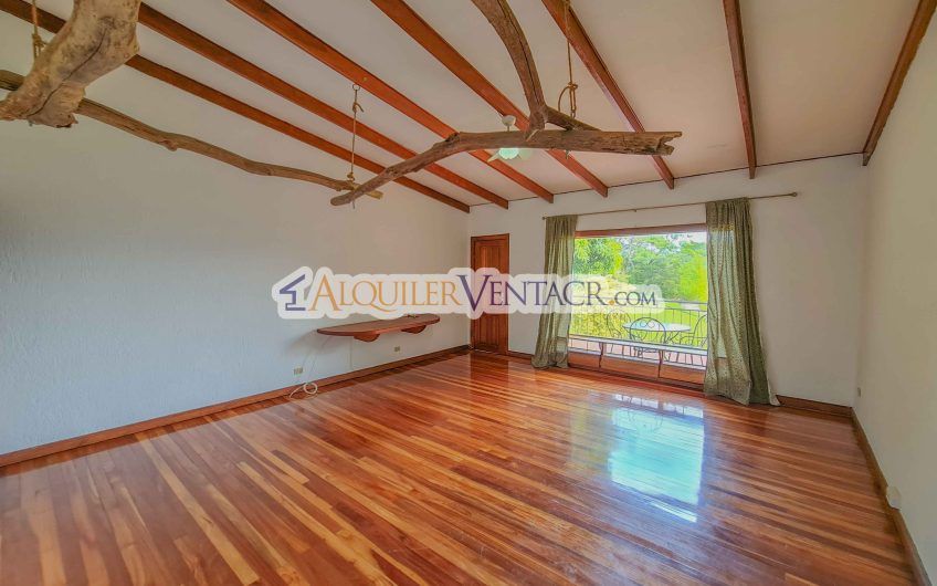 Casa con piscina propia y vista con 2.200 m2 de lote en Santa Ana Piedades